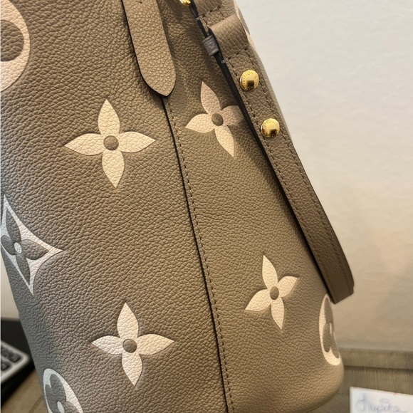 Louis Vuitton NeoNoe - Picture 4 of 10